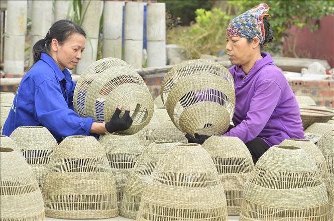 Công nhân Công ty TNHH Xuất khẩu và Đầu tư Thành Hóa làm các mặt hàng thủ công truyền thống. Ảnh: Minh Đức - TTXVN
