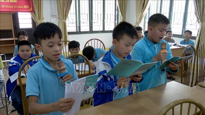 Học sinh cấp Tiểu học tại Vĩnh Phúc tập hát Trống quân Đức Bác. Ảnh: Nguyễn Thảo - TTXVN 