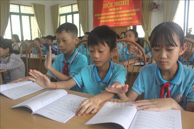 Học sinh cấp Tiểu học hào hứng học các làn điệu Trống Quân. Ảnh: Nguyễn Thảo - TTXVN