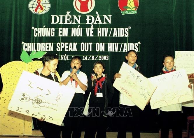 Nhóm trẻ dân tộc H'Mông, huyện Sa Pa, tỉnh Lào Cai trình bày thông điệp về HIV/AIDS tại Diễn đàn cho trẻ em 