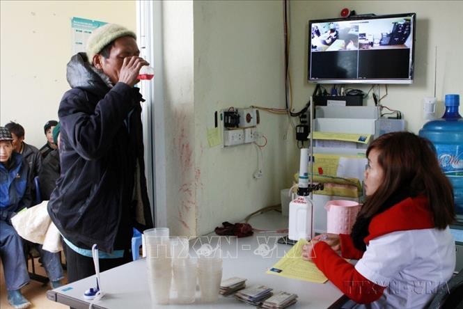 Nhân viên y tế cấp phát thuốc Methadone cho bệnh nhân xã biên giới Sin Suối Hồ, huyện Phong Thổ, tỉnh Lai Châu. Ảnh: Dương Ngọc – TTXVN