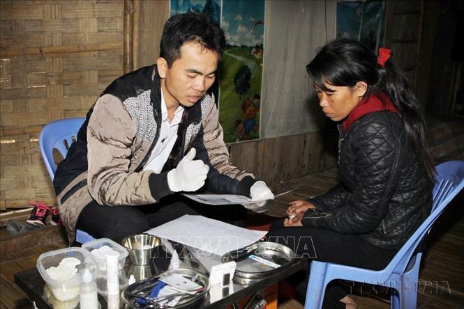 Cung cấp dịch vụ miễn phí xét nghiệm HIV/AIDS lưu động tại thôn, bản huyện miền núi Quan Hóa (Thanh Hóa) cho nhóm nguy cơ cao. Ảnh: Dương Ngọc – TTXVN