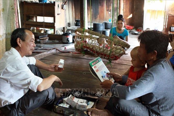 Cán bộ y tế giám sát điều trị thuốc ARV cho người nhiễm HIV/AIDS tại xã Chiềng Lao, Mường La, Sơn La (2015). Ảnh: Dương Ngọc – TTXVN