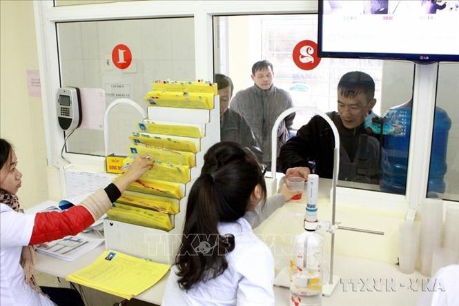 Cấp thuốc Methadone cho bệnh nhân điều trị thay thế nghiện ma túy tại Trung tâm Phòng, chống HIV/AIDS tỉnh Lai Châu (2015). Ảnh: Dương Ngọc – TTXVN
