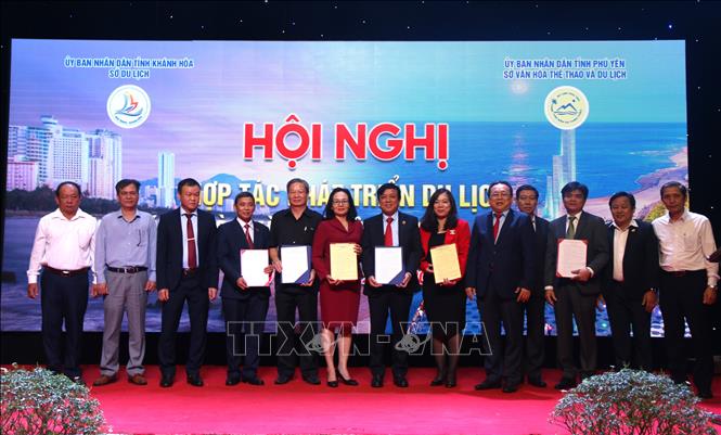 Các đơn vị, tổ chức của hai tỉnh Phú Yên, Khánh Hòa ký kết biên bản ghi nhớ hợp tác, hỗ trợ, liên kết phát triển du lịch và đào tạo nguồn nhân lực. Ảnh: Tường Quân - TTXVN