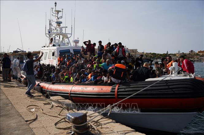 (Tư liệu) Người di cư tới đảo Lampedusa, Italy, ngày 18/9/2023. Ảnh: AFP/TTXVN