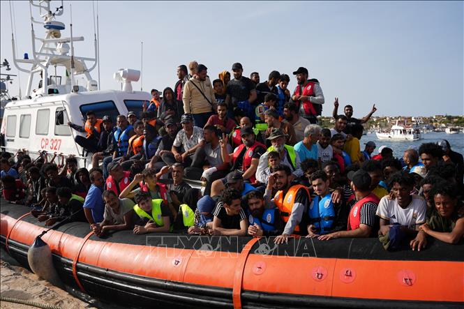 (Tư liệu) Người di cư tới đảo Lampedusa, Italy, ngày 18/9/2023. Ảnh: AFP/TTXVN