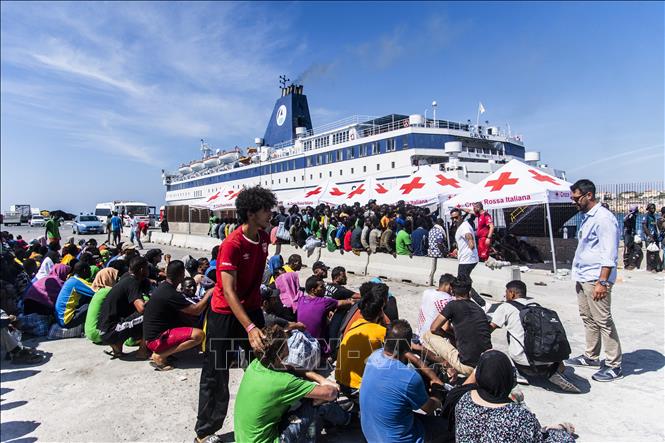(Tư liệu) Người di cư tại đảo Lampedusa, Italy, ngày 14/9/2023. Ảnh: AFP/TTXVN