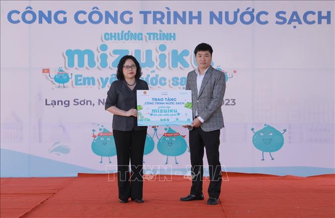 Thứ trưởng Bộ Giáo dục và Đào tạo Ngô Thị Minh nhận biển trao tặng Công trình nước sạch của Công ty TNHH Nước giải khát Suntory Pepsico Việt Nam. Ảnh: Anh Tuấn - TTXVN
