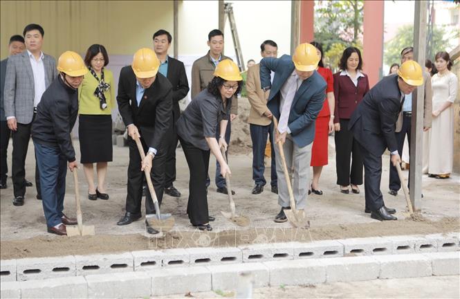 Các đại biểu thực hiện nghi thức khởi công. Ảnh: Anh Tuấn - TTXVN