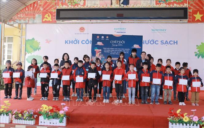 Trao học bổng cho học sinh nghèo, có hoàn cảnh khó khăn học tập tốt của Trường Tiểu học và THCS Điềm He. Ảnh: Anh Tuấn - TTXVN