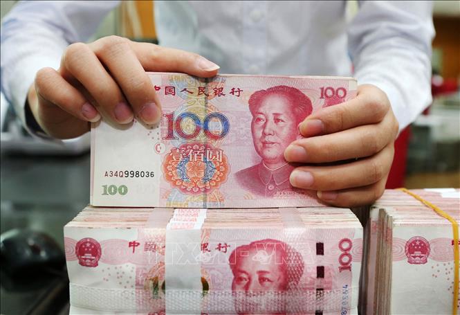 Đồng tiền mệnh giá 100 nhân dân tệ tại ngân hàng ở tỉnh Giang Tô, Trung Quốc. Ảnh: AFP/TTXVN