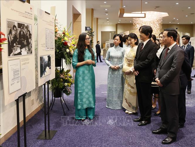 Chủ tịch nước Võ Văn Thưởng và Phu nhân cùng Hoàng Thái tử Akishino và Công nương tham quan triển lãm ảnh kỷ niệm 50 năm thiết lập quan hệ ngoại giao Việt Nam – Nhật Bản. Ảnh: Thống Nhất – TTXVN

