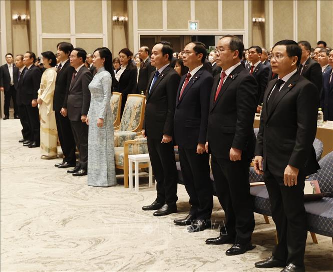 Chủ tịch nước Võ Văn Thưởng và Phu nhân cùng Hoàng Thái tử Akishino và Công nương với đại biểu 2 nước thực hiện nghi thức chào cờ. Ảnh: Thống Nhất – TTXVN
