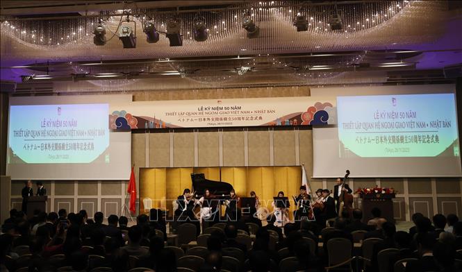 Biểu diễn âm nhạc tại Lễ kỷ niệm 50 năm thiết lập quan hệ ngoại giao Việt Nam – Nhật Bản. Ảnh: Thống Nhất – TTXVN