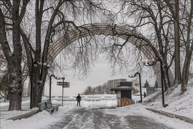 Tuyết rơi dày tại Kiev, Ukraine ngày 27/11/2023. Ảnh: AFP/TTXVN