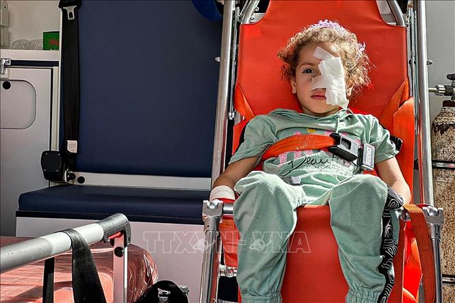 Nhân viên y tế Ai Cập chuyển một em nhỏ Palestine bị thương tới cửa khẩu biên giới với Gaza ở Rafah, ngày 27/11/2023. Ảnh: AFP/TTXVN