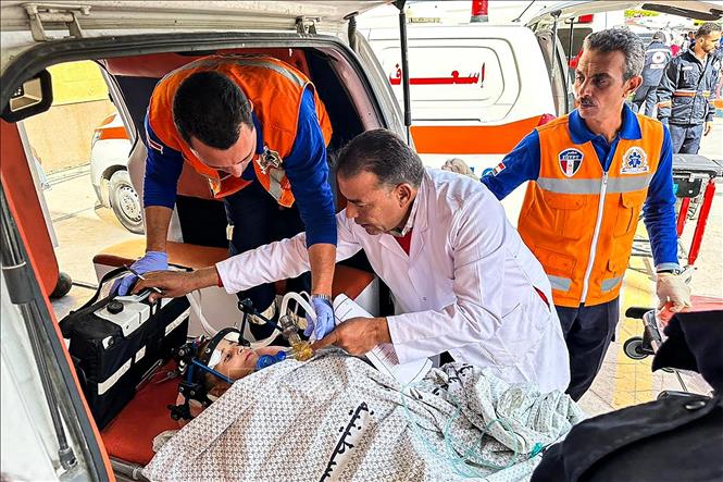 Nhân viên y tế Ai Cập chuyển một em nhỏ Palestine bị thương tới cửa khẩu biên giới với Gaza ở Rafah, ngày 27/11/2023. Ảnh: AFP/TTXVN