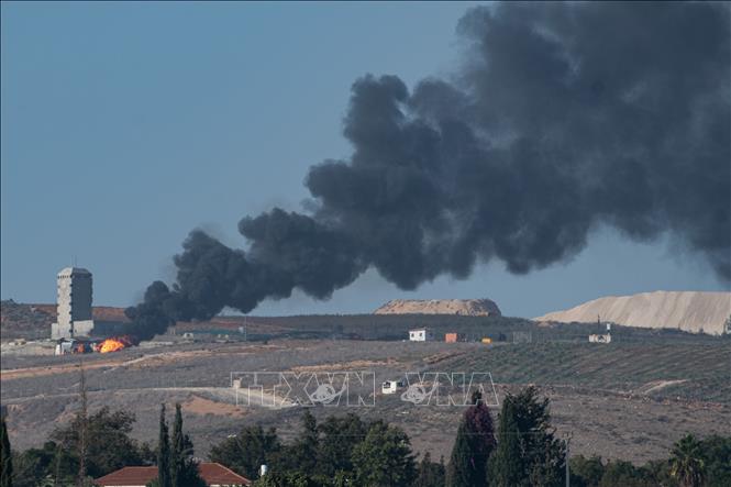 Khói lửa bốc lên sau vụ oanh tạc của quân đội Israel xuống miền Nam Liban ngày  23/11/2023. Ảnh: THX/TTXVN