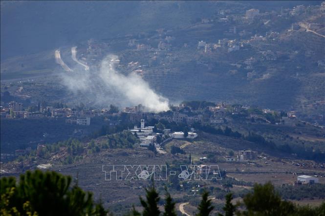 Khói bốc lên sau vụ pháo kích của quân đội Israel vào làng Kafr Kila, Liban ngày 21/11/2023. Ảnh: THX/TTXVN