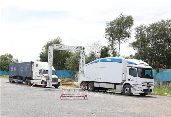 Máy soi container di động kiểm soát phương tiện làm thủ tục xuất nhập khẩu tại Cửa khẩu quốc tế Mộc Bài. Ảnh: Thanh Tân - TTXVN