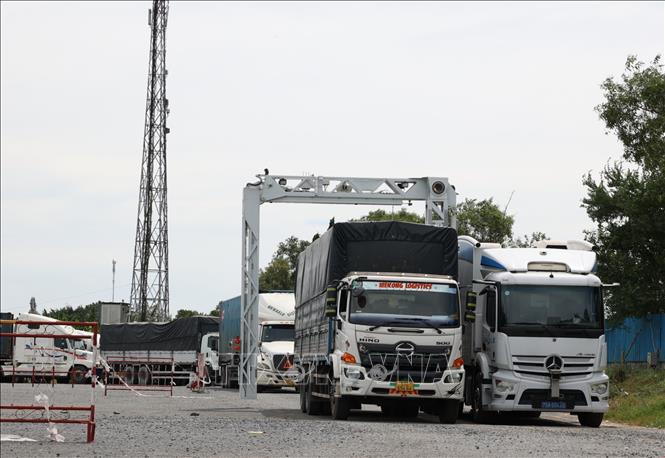 Máy soi container di động kiểm soát phương tiện làm thủ tục xuất nhập khẩu tại Cửa khẩu quốc tế Mộc Bài. Ảnh: Thanh Tân - TTXVN