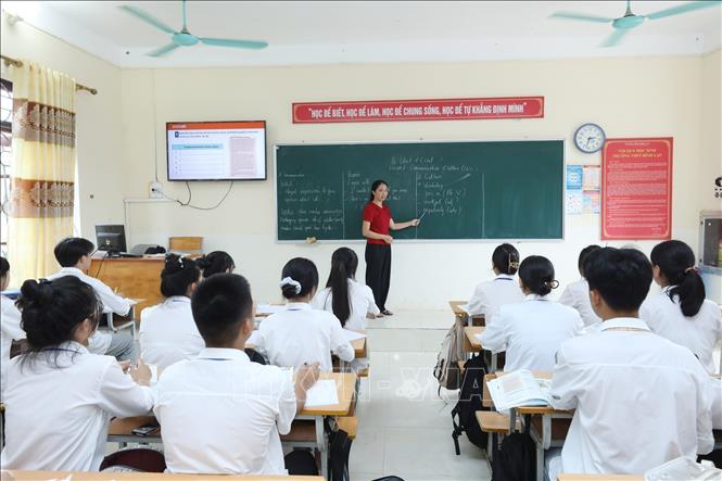 Đảng viên, giáo viên Hoàng Thị Hồng hướng dẫn học sinh Lớp 10A1, Trường THPT Đình Lập môn Tiếng Anh theo “Mô hình chuyển đổi số trường học” . Ảnh: Anh Tuấn - TTXVN 