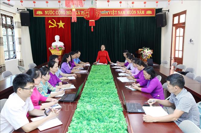 Sinh hoạt chuyên đề “Mô hình chuyển đổi số trường học” của Chi bộ Trường THPT Đình Lập. Ảnh: Anh Tuấn – TTXVN