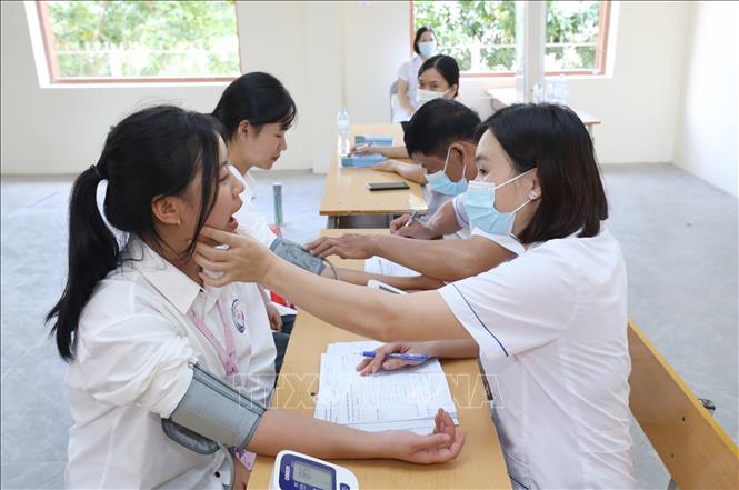 Khám sức khỏe cho học sinh Trường THPT Đình Lập, huyện Đình Lập, tỉnh Lạng Sơn. Ảnh: Anh Tuấn – TTXVN