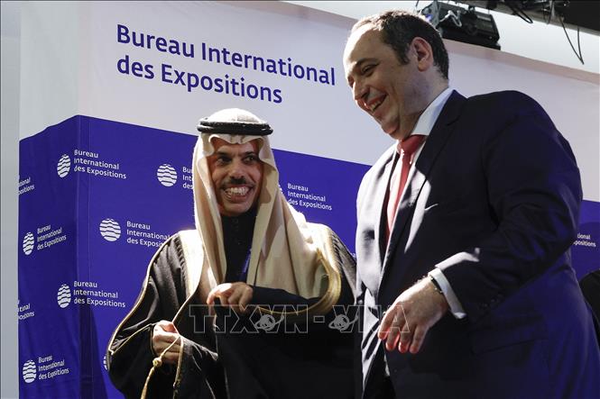 Ngoại trưởng  Saudi Arabia, Hoàng thân Faisal bin Farhan Al Saud (trái) và Tổng thư ký Cục Triển lãm Quốc tế (BIE) Dimitri Kerkentzes (phải) sau cuộc họp báo ở Paris, Pháp, ngày 28/11/2023. Ảnh: AFP/TTXVN