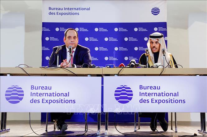 Ngoại trưởng  Saudi Arabia, Hoàng thân Faisal bin Farhan Al Saud (phải) và Tổng thư ký Cục Triển lãm Quốc tế (BIE) Dimitri Kerkentzes (trái) tại cuộc  họp báo ở Paris, Pháp, ngày 28/11/2023 . Ảnh: AFP/TTXVN