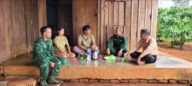 Bộ đội Biên phòng tỉnh Gia Lai quan tâm, hỗ trợ người nghèo trên địa bàn đóng quân. Ảnh: Hoài Nam - TTXVN