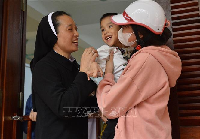 Các nữ tu luôn dành tình yêu thương cho trẻ em khuyết tật, tự kỷ. Ảnh: Minh Đức - TTXVN

