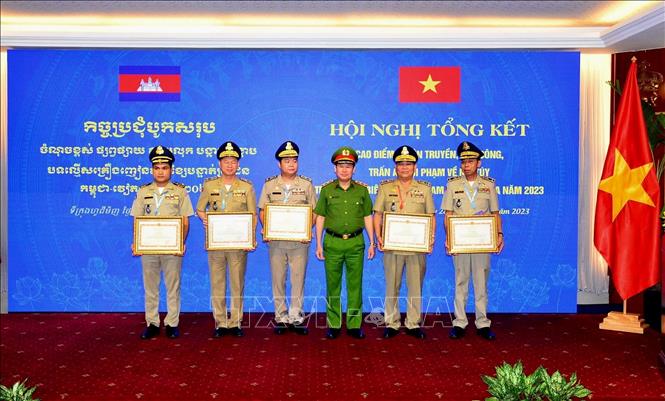 Trung tướng Nguyễn Văn Viện trao Bằng khen tặng các tập thể, cá nhân của Bộ Nội vụ Vương quốc Campuchia. Ảnh: Thành Chung - TTXVN