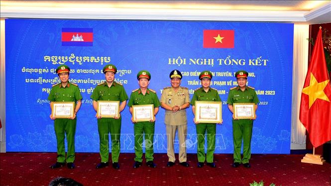 Đại tướng Khing Sà-Rạt trao Bằng khen của Bộ Nội vụ Vương quốc Campuchia tặng các tập thể, cá nhân của Bộ Công an Việt Nam. Ảnh: Thành Chung - TTXVN