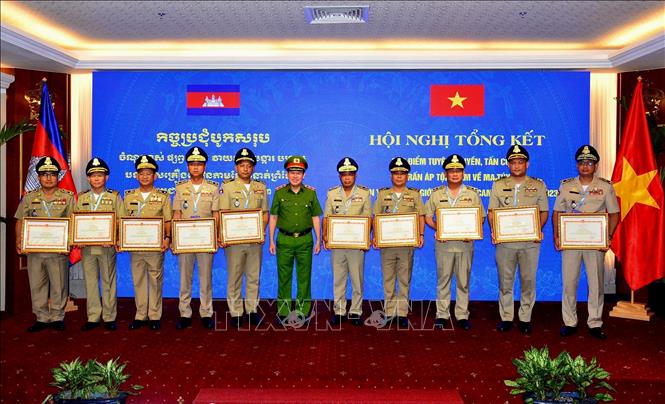 Thừa ủy quyền của Bộ trưởng Bộ Công an, Trung tướng Nguyễn Văn Viện trao Bằng khen tặng các tập thể, cá nhân của Bộ Nội vụ Vương quốc Campuchia. Ảnh: Thành Chung - TTXVN