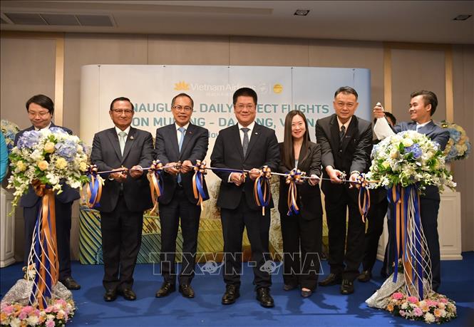 Các đại biểu thực hiện lễ cắt băng khai trương đường bay thẳng mới Đà Nẵng - Don Mueang. Ảnh: Đỗ Sinh - P/v TTXVN tại Bangkok