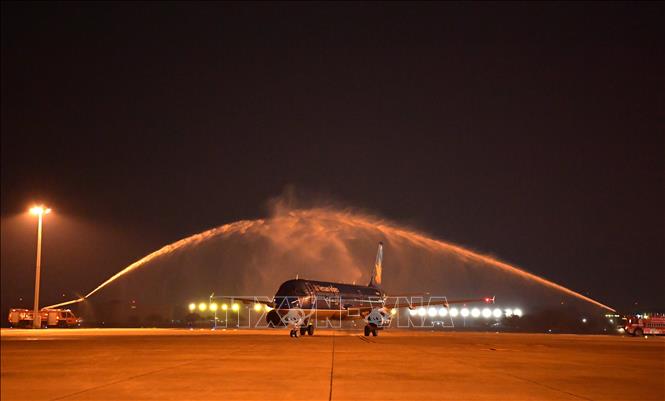 Nghi thức phun nước tại sân bay quốc tế Don Mueang dành cho chuyến bay khai trương tuyến Đà Nẵng - Don Mueang. Ảnh: Đỗ Sinh - P/v TTXVN tại Bangkok