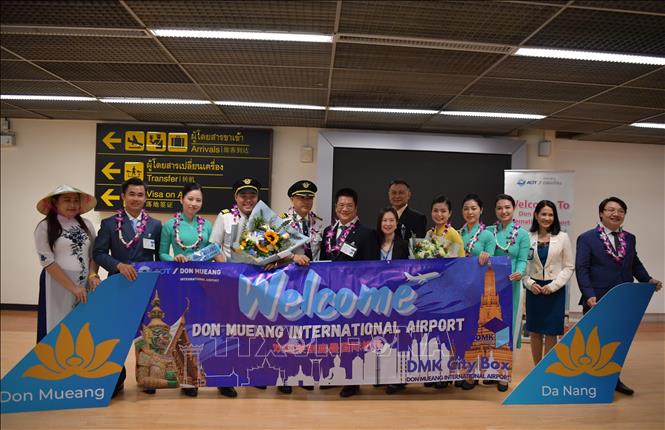 Phi hành đoàn chuyến bay khai trương Đà Nẵng - Don Mueang chụp ảnh lưu niệm cùng cán bộ, nhân viên Chi nhánh Vietnam Airlines tại sân bay quốc tế Don Mueang. Ảnh: Đỗ Sinh - P/v TTXVN tại Bangkok