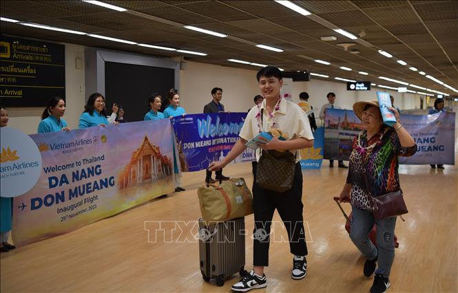 Những hành khách của chuyến bay thẳng đầu tiên Đà Nẵng  - Don Mueang tại sân bay Don Mueang tối 29/11/2023. Ảnh: Đỗ Sinh - P/v TTXVN tại Bangkok