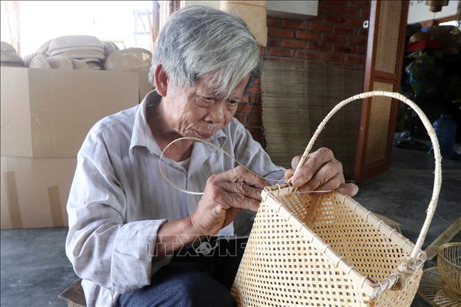 Người thợ tỷ mỉ tạo ra sản phẩm mây tre đan mỹ nghệ ở Hợp tác xã Mây tre đan Bao La. Ảnh: Đỗ Trưởng - TTXVN