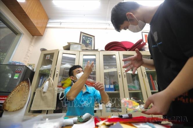 Những công nhân khuyết tật trao đổi, giao tiếp với nhau bằng ký kiệu tại Hợp tác xã Vụn Art (quận Hà Đông, Hà Nội), nơi những người khuyết tật ngày ngày miệt mài 