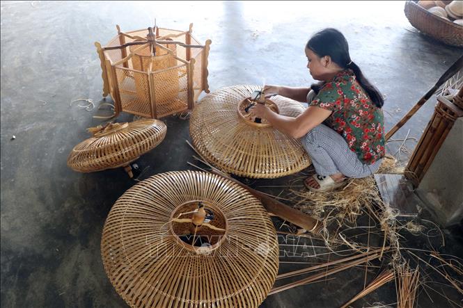 Công đoạn làm bóng các sản phẩm mây tre đan mỹ nghệ ở Hợp tác xã Mây tre đan Bao La. Ảnh: Đỗ Trưởng - TTXVN