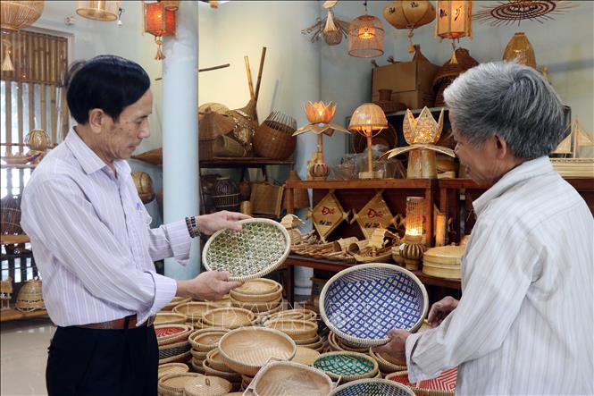 Nhà trưng bày các sản phẩm mây tre đan mỹ nghệ ở Hợp tác xã Mây tre đan Bao La. Ảnh: Đỗ Trưởng - TTXVN