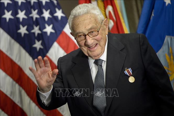 (Tư liệu) Cựu Ngoại trưởng Mỹ Henry Kissinger được trao giải thưởng cho những đóng góp của ông trong công tác ngoại giao, tại Washington, DC, ngày 9/6/2016. Ảnh: AFP/TTXVN