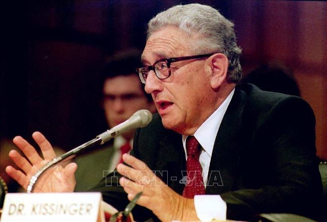 (Tư liệu) Cựu Ngoại trưởng Mỹ Henry Kissinger phát biểu tại cuộc họp của Ủy ban POW/MIA Thượng viện Mỹ ở Washington, D.C., ngày 22/9/1992. Ảnh: AFP/TTXVN