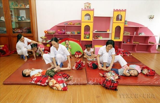 Điều trị phục hồi chức năng cho trẻ khuyết tật tại Trung tâm Phục hồi chức năng người khuyết tật Thụy An (Ba Vì, Hà Nội). Ảnh: Anh Tuấn – TTXVN