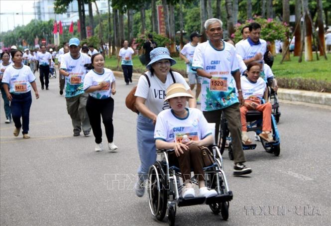 Người khuyết tật tham gia chương trình Chạy bộ cùng người khuyết tật “Không khoảng cách - Không giới hạn” năm 2023. Ảnh: Trịnh Bang Nhiệm - TTXVN