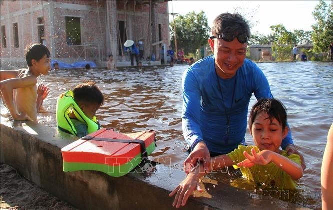 Đoàn thanh niên huyện Hải Lăng (Quảng Trị) phối hợp với Tổ chức phi chính phủ World Vision Việt Nam tổ chức lớp học bơi đầu tiên dành cho trẻ khuyết tật trên địa bàn tỉnh với mong muốn mọi trẻ em sẽ được hướng dẫn, trang bị các kỹ thuật bơi lội cơ bản, kỹ năng xử lý tình huống và sơ cứu khi có tai nạn đuối nước xảy ra để có thể tự bảo vệ bản thân trong trường hợp cần thiết. Ảnh: Hồ Cầu-TTXVN