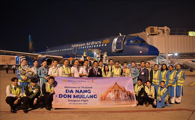 The flight's crew and the staff of Vietnam Airlines branch at Don Mueang Airport. VNA Photo: Đỗ Sinh 